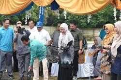 Rektor Unri Panen Perdana Kolam Ikan di Kampus